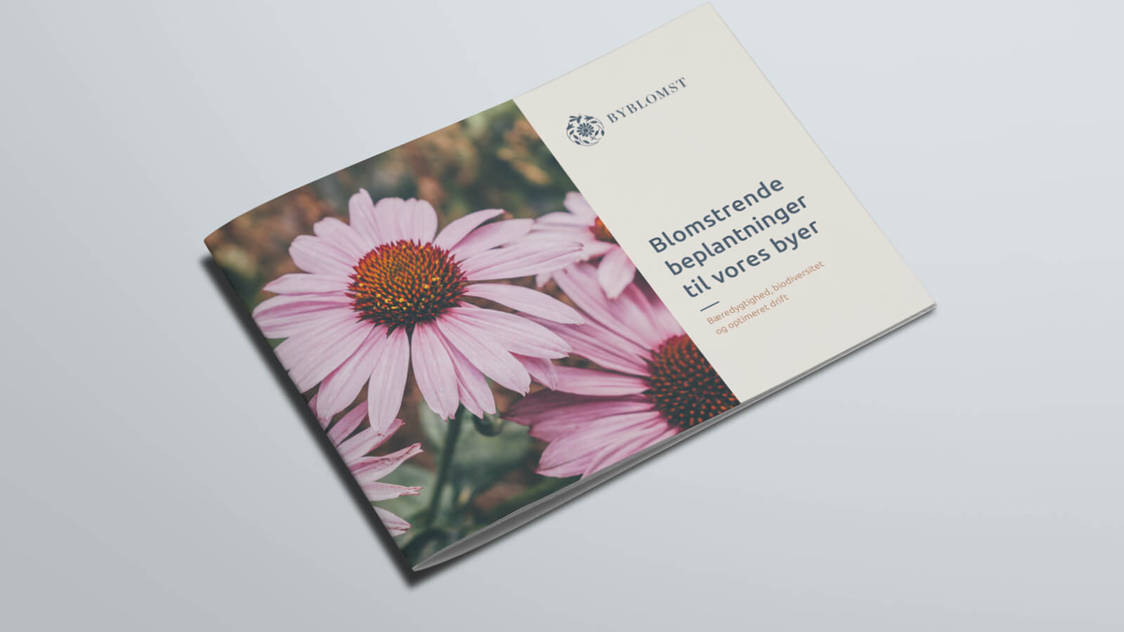 Mockup af en brochure designet for Byblomst i Horsens med blomster på forsiden