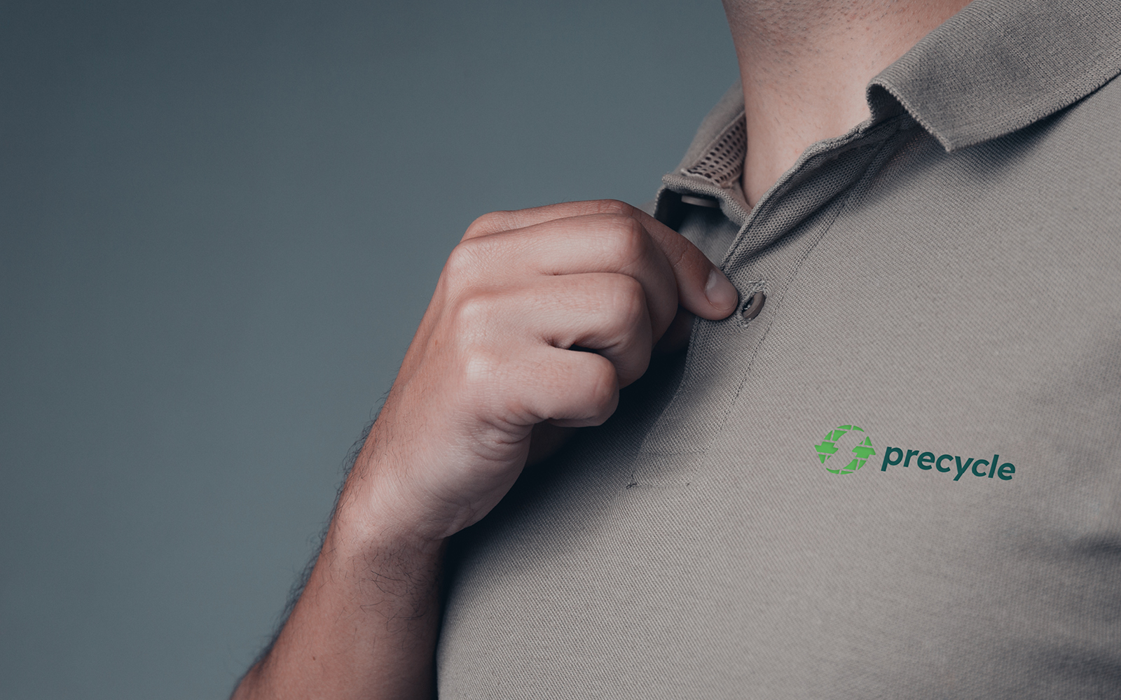 Illustration af en polo med Precycles logo over venstre bryst