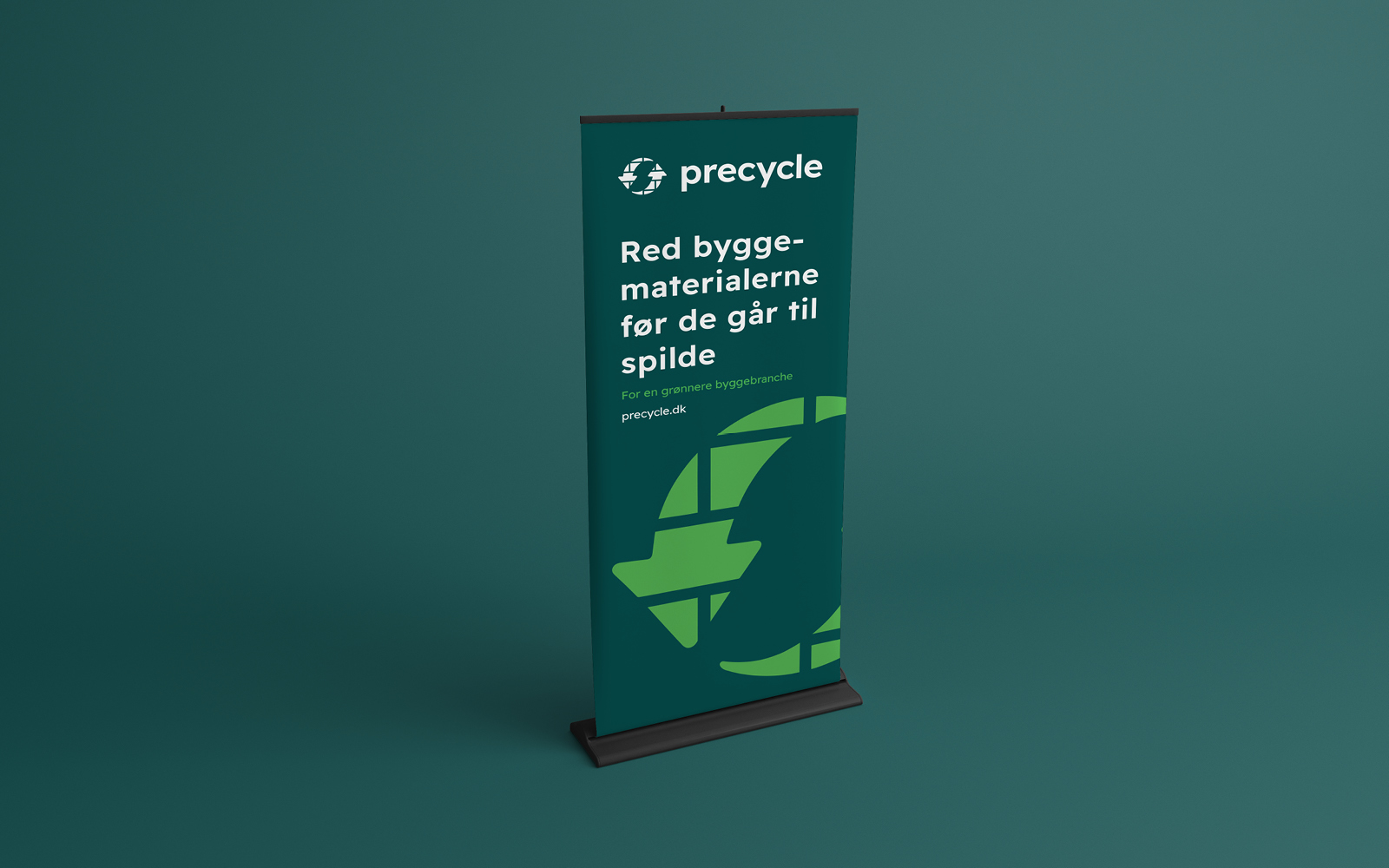 Visualisering af en mørkegrøn rollup for Precycle. Teksten er "Red byggematerialerne før de går til spilde. For en grønnere byggebranche. Precycle.dk"