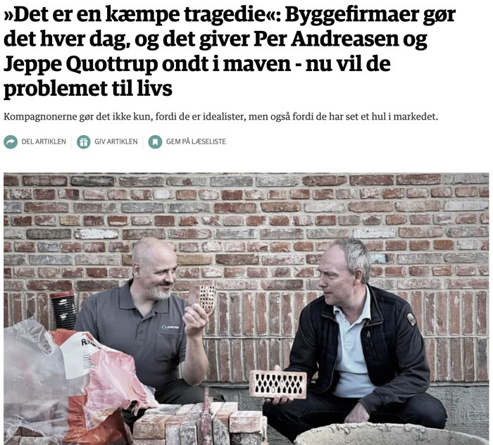 Her ses et billede af en artikel fra Jyllands-Posten. Billedet viser to herrer med mursten i hænderne, mens teksten omtaler spild af byggematerialer