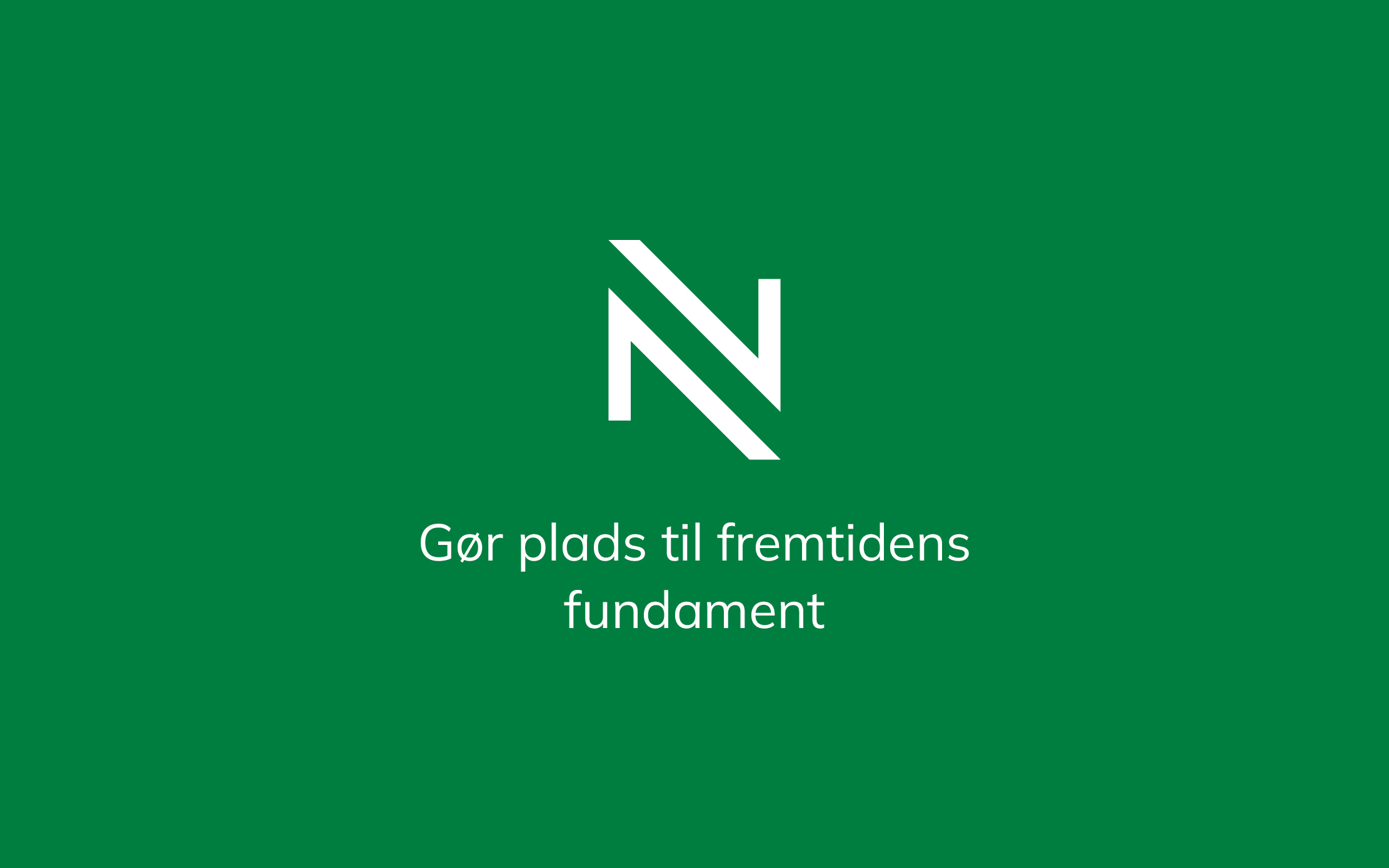 Hvidt logo med ikon og tagline på grøn baggrund. Ikonet er et n, og nedenunder står gør plads til fremtidens fundament