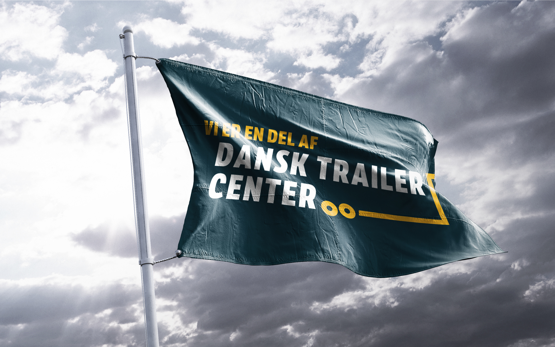 Logo på mørkeblåt flag. På flaget står "vi er en del af Dansk Trailer Center".