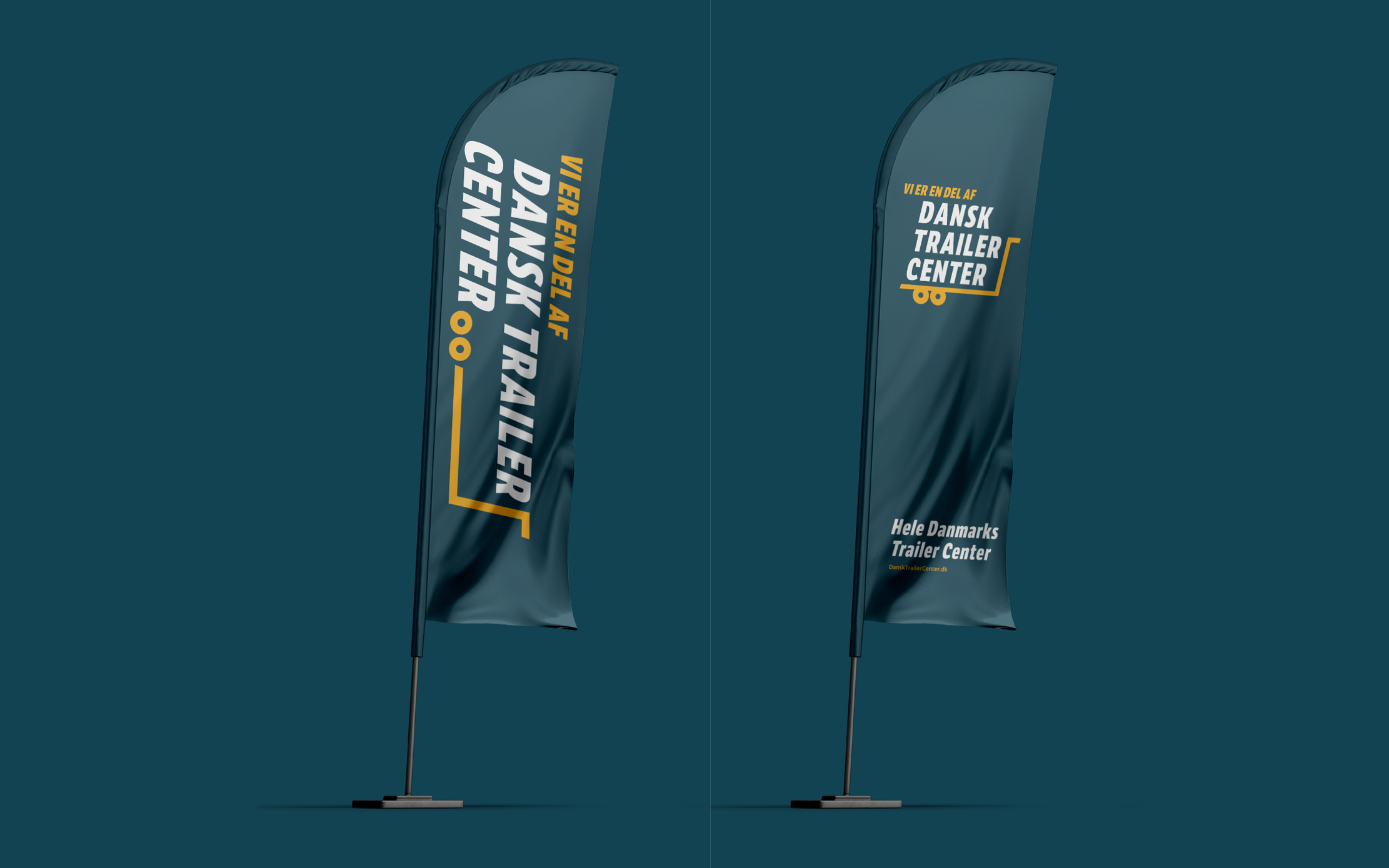 Beachflag med branding for Dansk Trailer Center. Flagene er mørkeblå. Der står "vi er en del af Dansk Trailer Center" på dem.