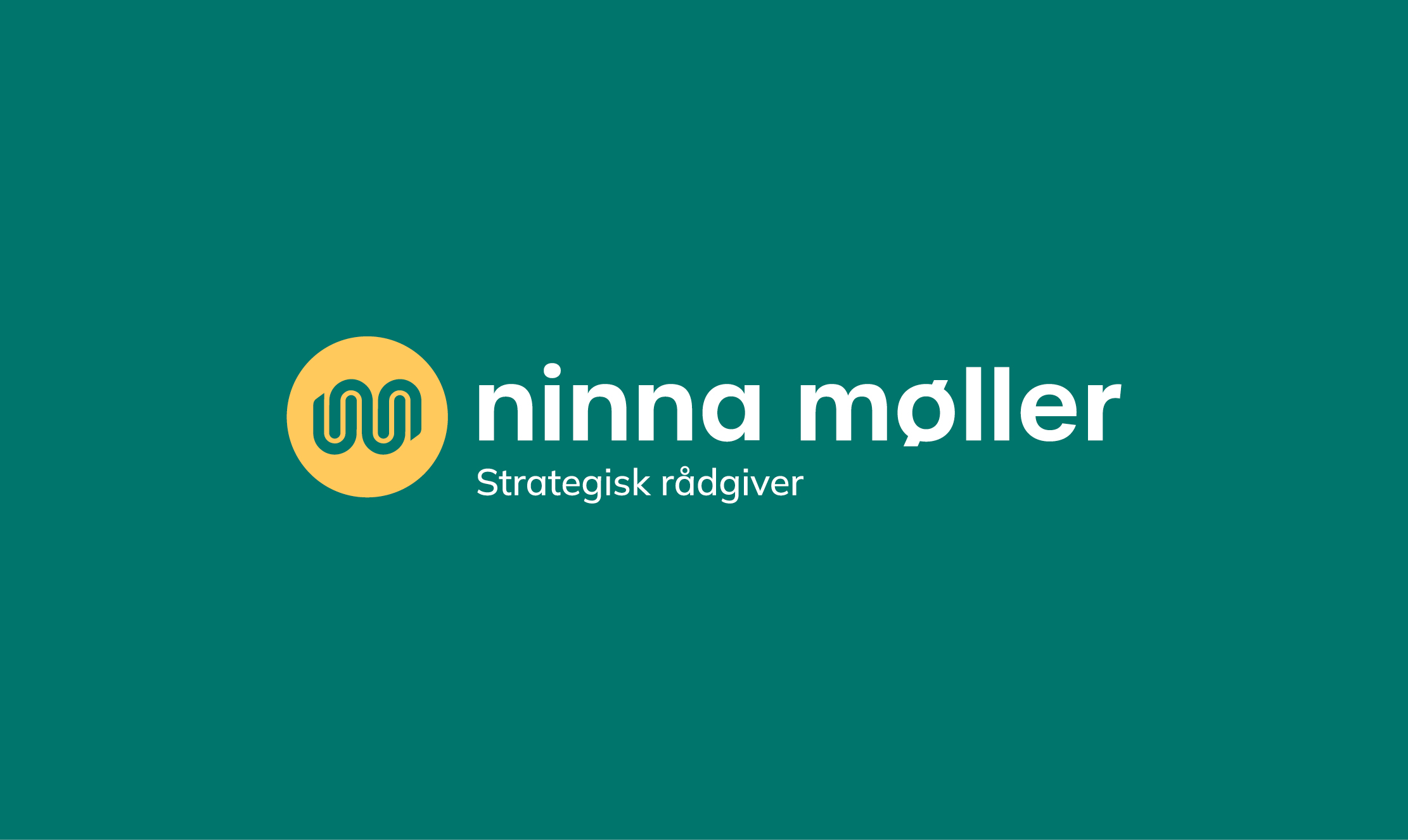 Grøn baggrund med hvid skrift og et rundt, gulligt ikon med bølger. Navnet Ninna Møller står skrevet over titlen strategisk rådgiver.