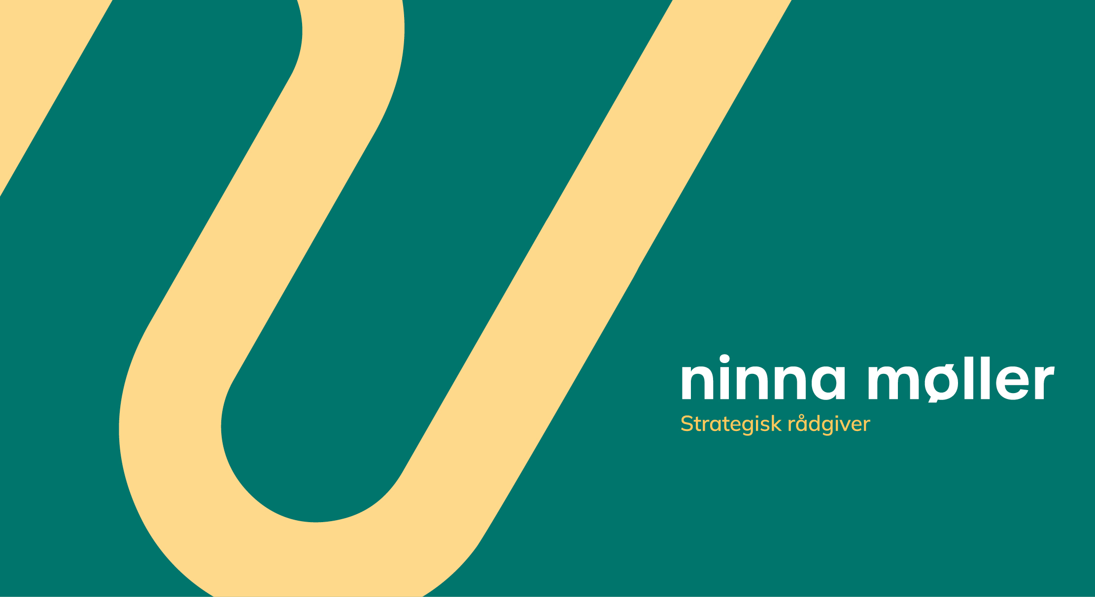 Logodesign for Ninna Møller. Hendes navn står med hvid skrift på grøn baggrund. Over navnet går hendes gule bølge igen.