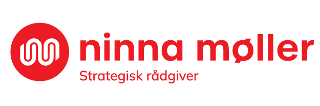 Rød version af logoet for strategisk rådgiver Ninna Møller. Logoet består af en cirkel med bølger der kan forme et N og et M eller to M'er. Ved siden af står hendes navn og titel.