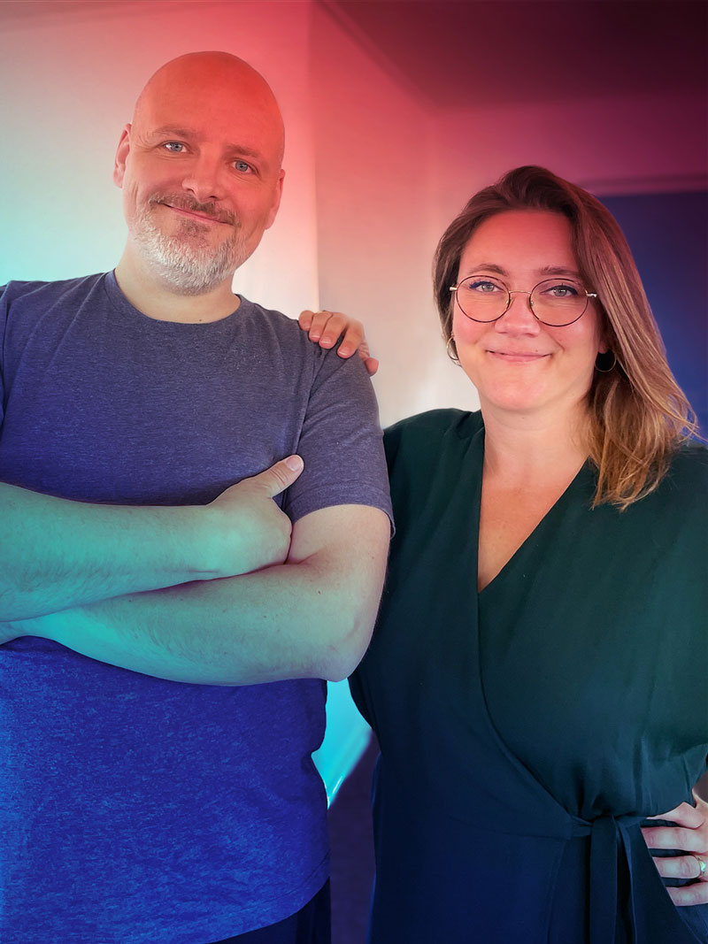 Et billede af tekstforfatter Per Andreasen (tv) og brand designer Mirjam Irvold på kontoret hos Forwertz