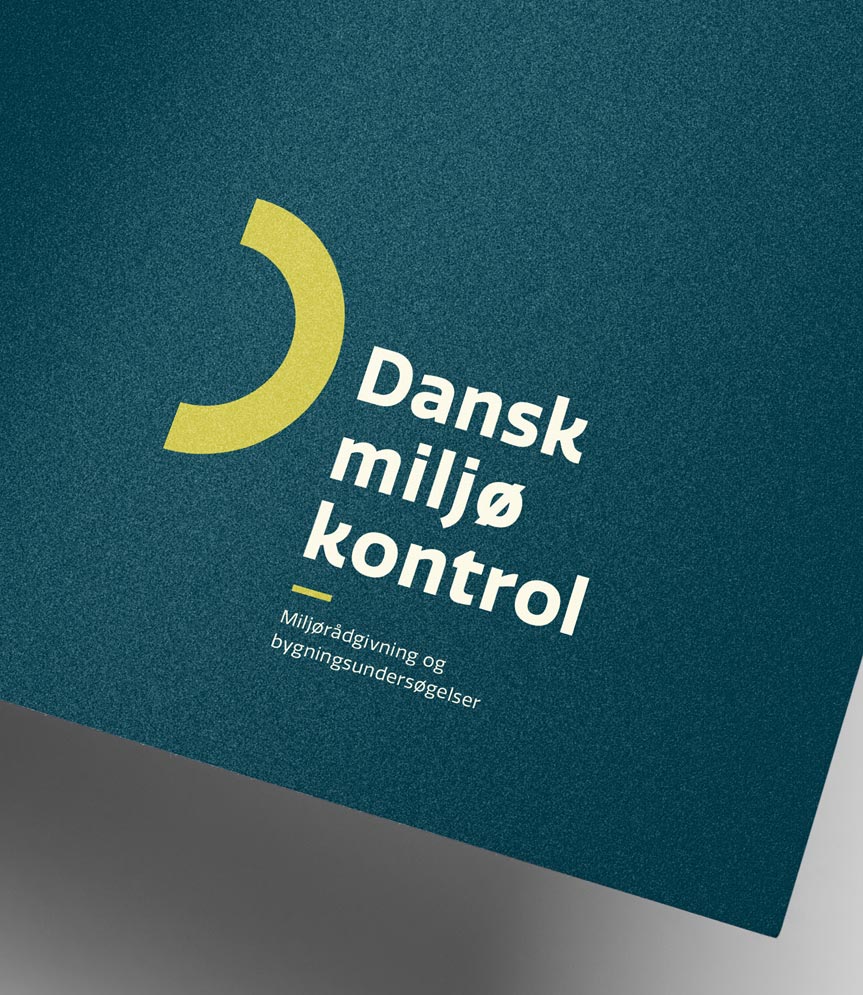 Et mockup af en mappe i mørk blålig farve med logoet for Dansk Miljøkontrol på